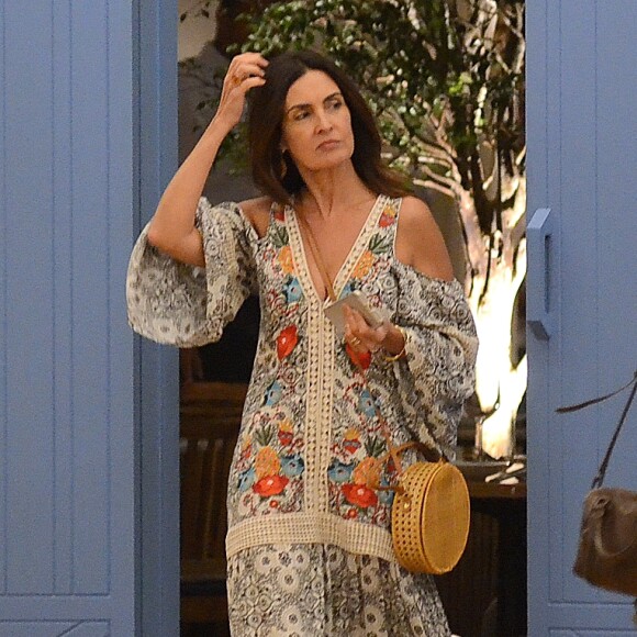 Fátima Bernardes escolheu um vestido longo, estampado e com ombro vazado