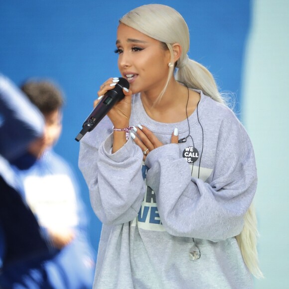 Ariana Grande também se apresentou na marcha organizada por estudantes