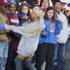 Ariana Grande interage com estudantes norte-americanos 