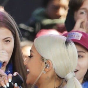 Ariana Grande interage com estudantes norte-americanos 