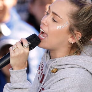 Miley Cyrus também se apresentou na marcha organizada por estudantes