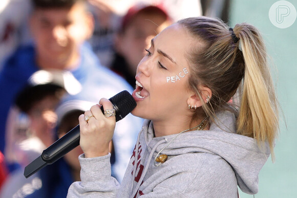 Miley Cyrus também se apresentou na marcha organizada por estudantes