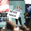 Miley Cyrus subiu no palco com um cartaz com a frase 'Nunca Mais', pelo fim dos massacres em escolas nos EUA