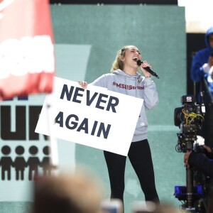 Miley Cyrus subiu no palco com um cartaz com a frase 'Nunca Mais', pelo fim dos massacres em escolas nos EUA