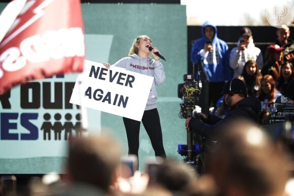 Miley Cyrus subiu no palco com um cartaz com a frase 'Nunca Mais', pelo fim dos massacres em escolas nos EUA