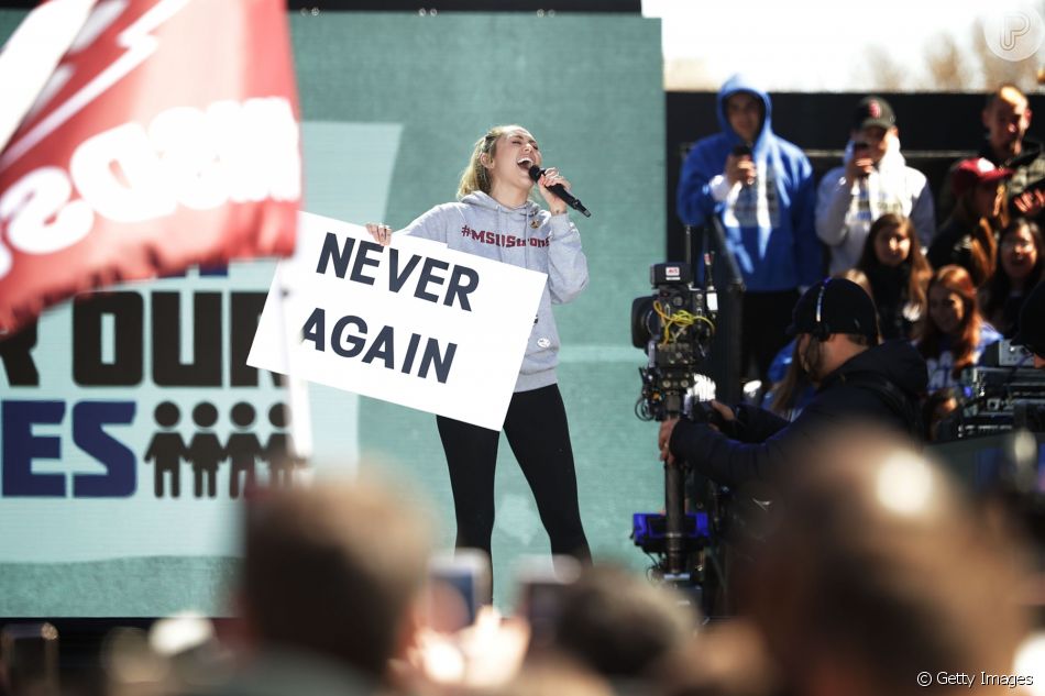 Miley Cyrus Subiu No Palco Com Um Cartaz Com A Frase Nunca Mais Pelo Fim Dos Massacres Em Escolas Nos Eua Purepeople miley cyrus subiu no palco com um