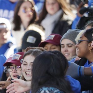 Demi Lovato saudou estudantes sobreviventes à violência nas escolas norte-americanas
