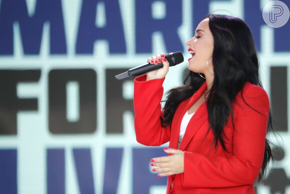 Demi Lovato canta e fala com os estudantes no palco: 'Para que nossas vozes, juntas, sejam ouvidas'