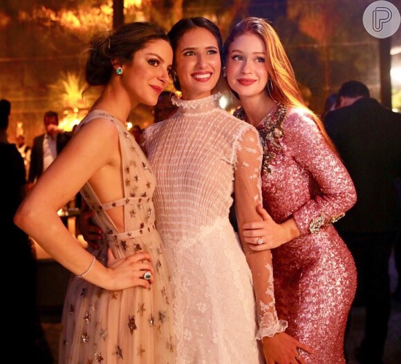 Marina Ruy Barbosa é fotografada com a noiva, Juliana Carvalho, e amiga Sarah Mattar