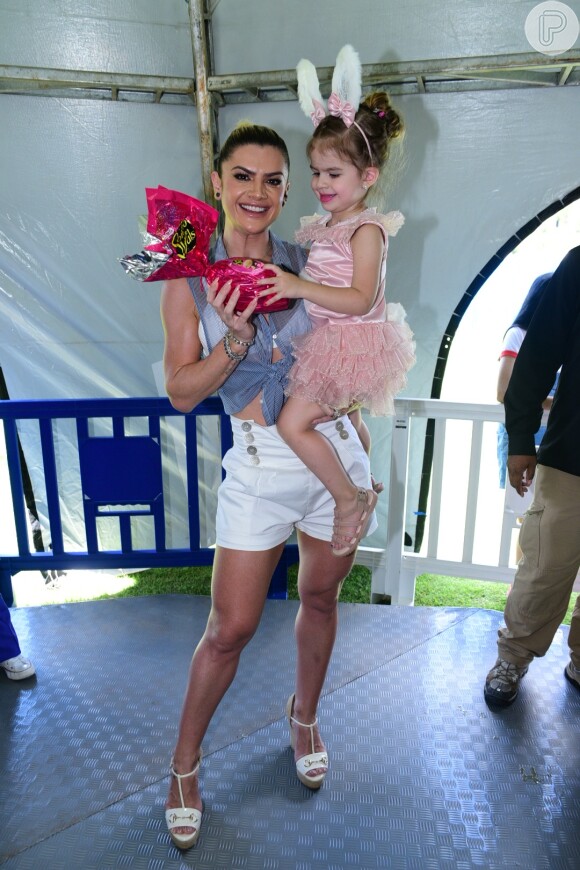 Valentina roubou a cena em evento de Páscoa com a mãe, Mirella Santos