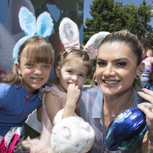 Rafa Justus e Valentina posam com Mirella Santos em evento da Lacta