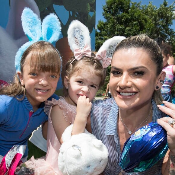 Rafa Justus e Valentina posam com Mirella Santos em evento da Lacta