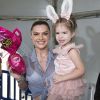 Valentina e Mirella Santos se divertiram juntas no evento de Páscoa