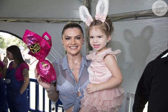 Valentina e Mirella Santos se divertiram juntas no evento de Páscoa