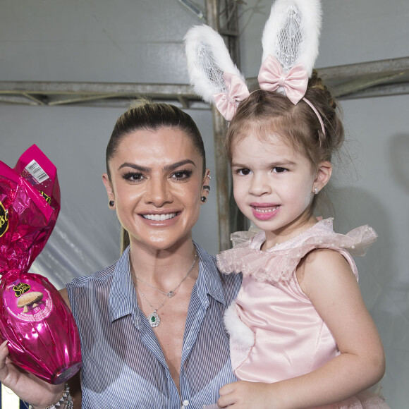 Valentina e Mirella Santos se divertiram juntas no evento de Páscoa