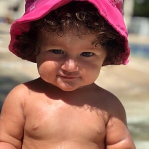 Bruno Gissoni compartilhou uma foto da bebê com roupa de praia