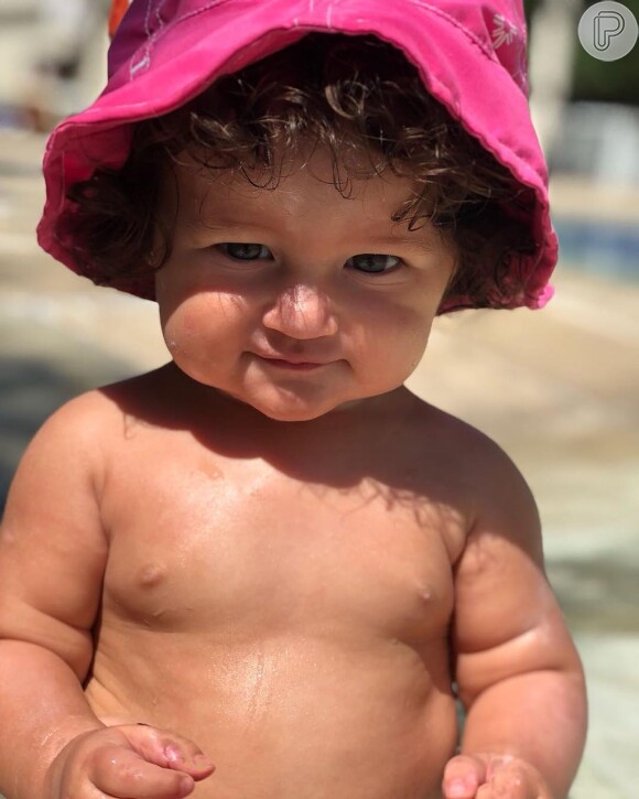 Bruno Gissoni compartilhou uma foto da bebê com roupa de praia