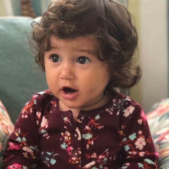 Yanna Lavigne também postou uma foto da filha com uma carinha de surpresa: 'Olha quem tá fazendo 10 meses hoje'