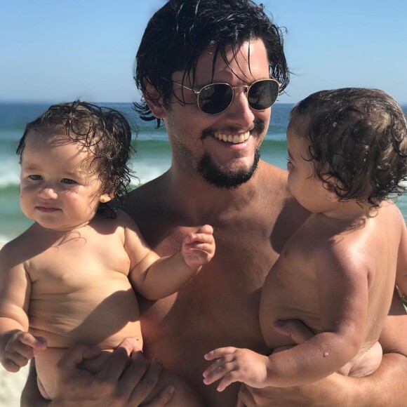 Bruno Gissoni está em São Paulo longe da herdeira, mas comemorou a data especial com uma postagem na web