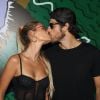 Yasmin Brunet e o marido, Evandro Soldati, se beijam ap chegar ao Lolla Lounge