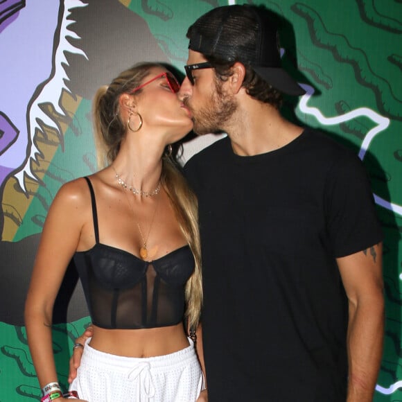 Yasmin Brunet troca beijos com Evandro Soldati