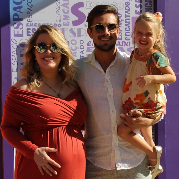 Rafael Cardoso e Mariana Bridi reunem amigos em chá de bebê do segundo filho, Valentim, em 26 de março de 2018