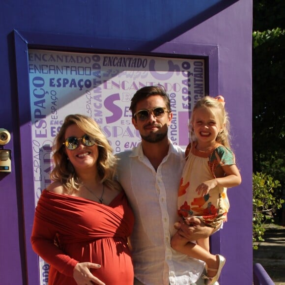 Rafael Cardoso e Mariana Bridi posam com a filha, Aurora, de 3 anos