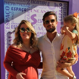 Rafael Cardoso e Mariana Bridi posa antes de chá de bebê do segundo filho