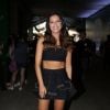 Mariana Rios usa barriga de fora em look no Lollapalooza