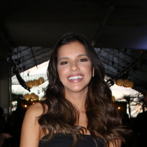 Mariana Rios usa barriga de fora em look no Lollapalooza