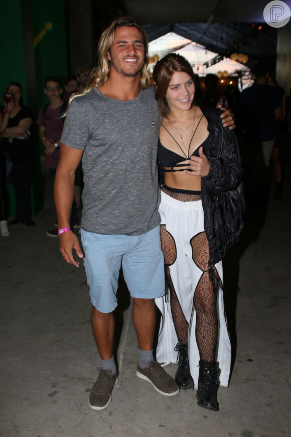 Isabella Santoni e o namorado, Caio Vaz, posam no Lollapalooza