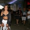 Isabella Santoni usa top e calça com amarrações no Lollapalooza