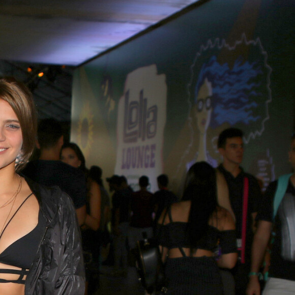 Isabella Santoni usa top e calça com amarrações no Lollapalooza