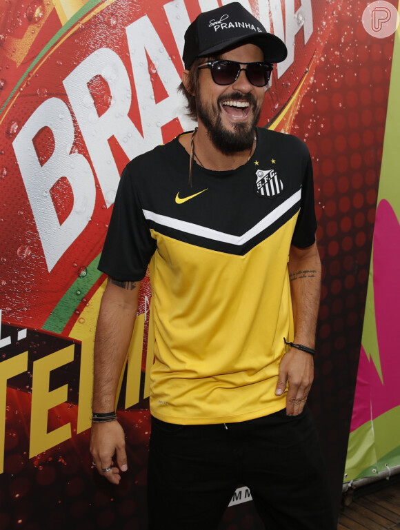 Paulinho Vilhena posa sorridente no camarote Brahma Deck, no Maracanã, no Rio de Janeiro