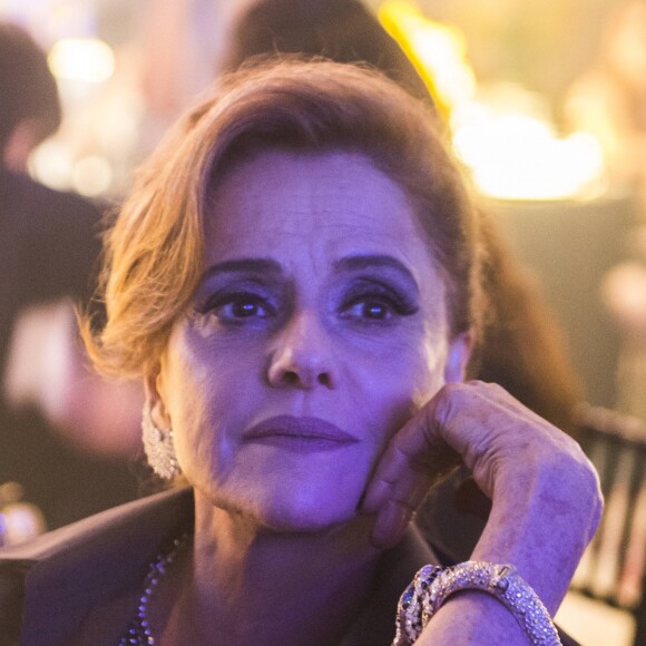 Filhas de Marieta Severo mostram para a atriz memes que circulam na web sobre sua vilã na novela 'O Outro Lado do Paraíso': 'Não frequento as redes sociais'