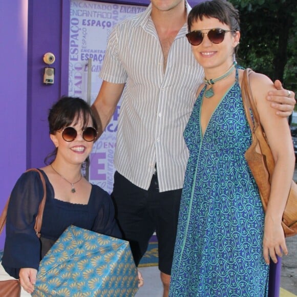 Bianca Bin e Sérgio Guizé posam com a atriz Juliana Caldas