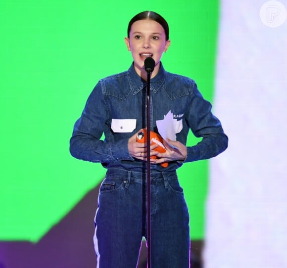 Millie Bobby Brown usou jaqueta Calvin Klein customizada no Kids Choice Awards