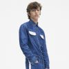 A jaqueta da grife Calvin Klein também pode ser encontrada da versão masculina no site da marca