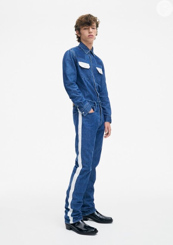 A jaqueta da grife Calvin Klein também pode ser encontrada da versão masculina no site da marca