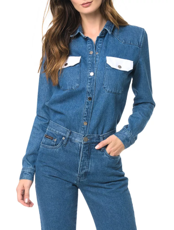 A jaqueta jeans Calvin Klein que pode ser encontrada no site da marca por R$ 479