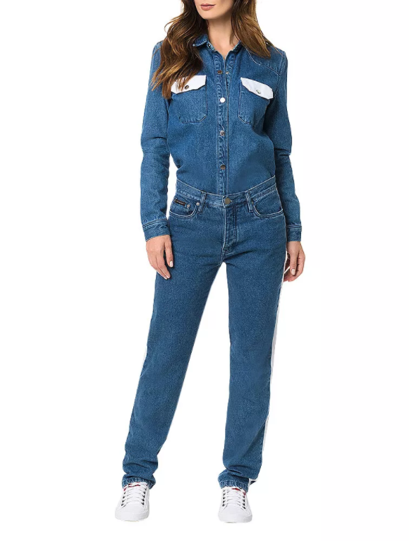 A camisa jeans da grife Calvin Klein possui bolsos frontais com lapela em cor contrastante na cor denim médio