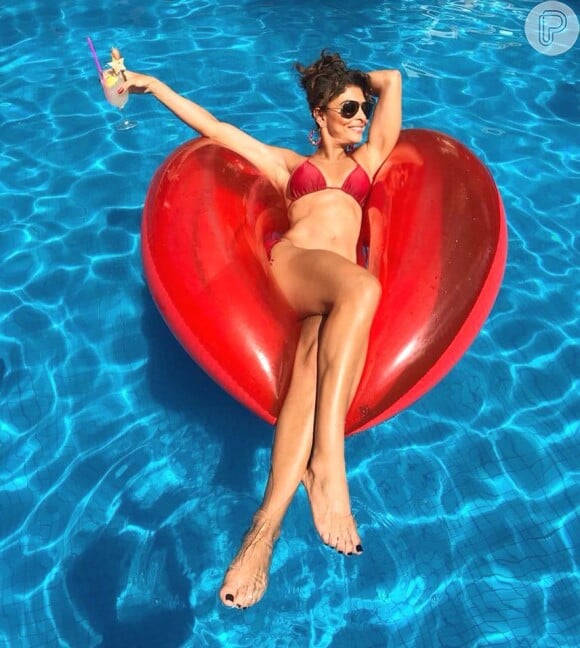 Juliana Paes publica foto na piscina e comemora chegada dos 39 anos