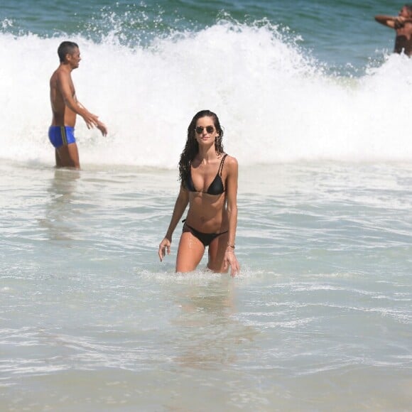 Izabel Goulart se refrescou no mar de Copacabana durante a tarde de sol no Rio de Janeiro