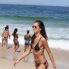 Izabel Goulart escolheu óculos de sol redondos para o dia de praia no Rio