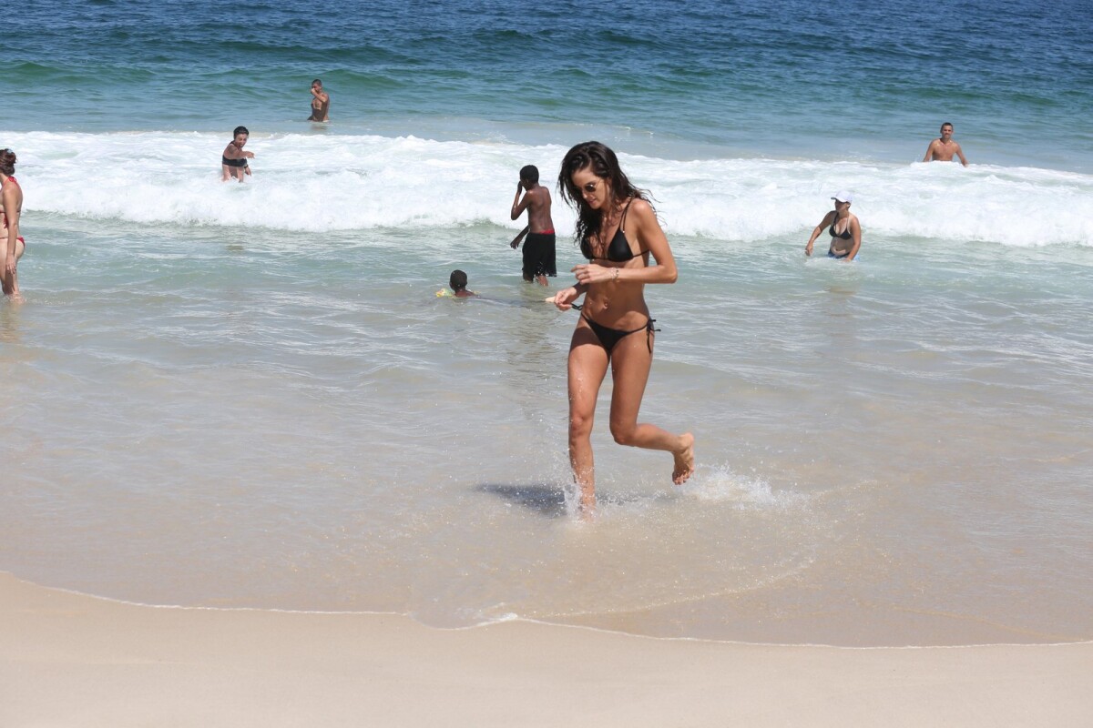 Foto Izabel Goulart deixa mar de Copacabana após um mergulho Purepeople