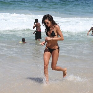 Izabel Goulart deixa mar de Copacabana após um mergulho