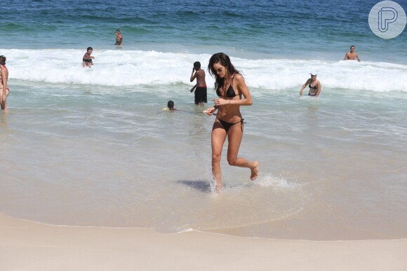 Izabel Goulart deixa mar de Copacabana após um mergulho