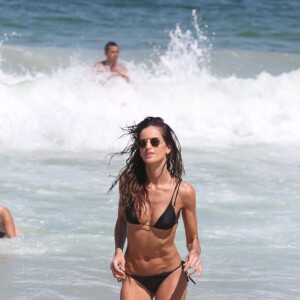 Izabel Goulart aproveitou o dia de sol em Copacabana, no Rio de Janeiro