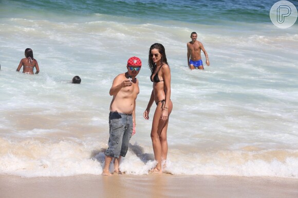 Izabel Goulart posa com admirador em Copacabana