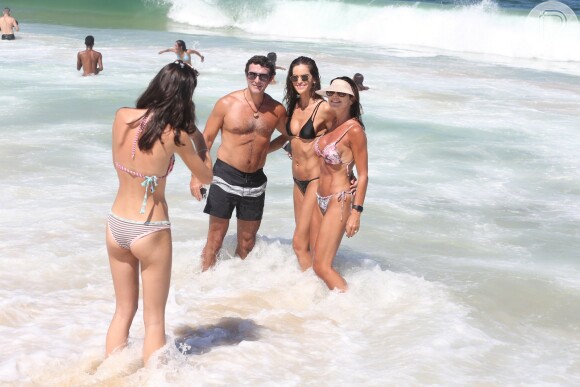 Izabel Goulart é abordada para fotos por fãs enquanto entrava no mar de Copacabana